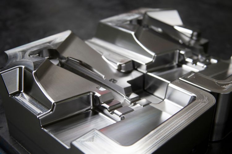 Choosing Between Steel and Aluminum Injection Molds